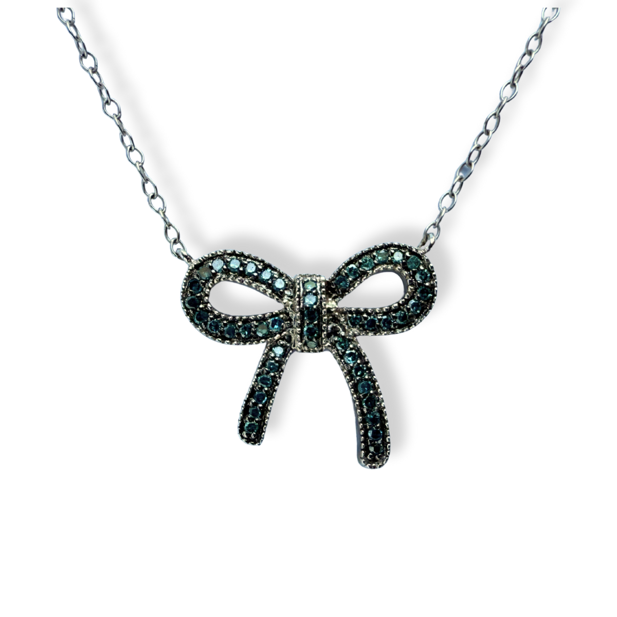 Collar en plata con dije de lazo de diamantes azules 0.25ctw