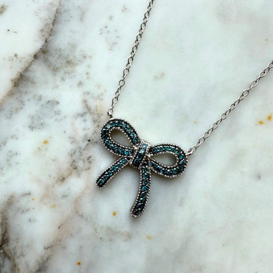 Collar en plata con dije de lazo de diamantes azules 0.25ctw