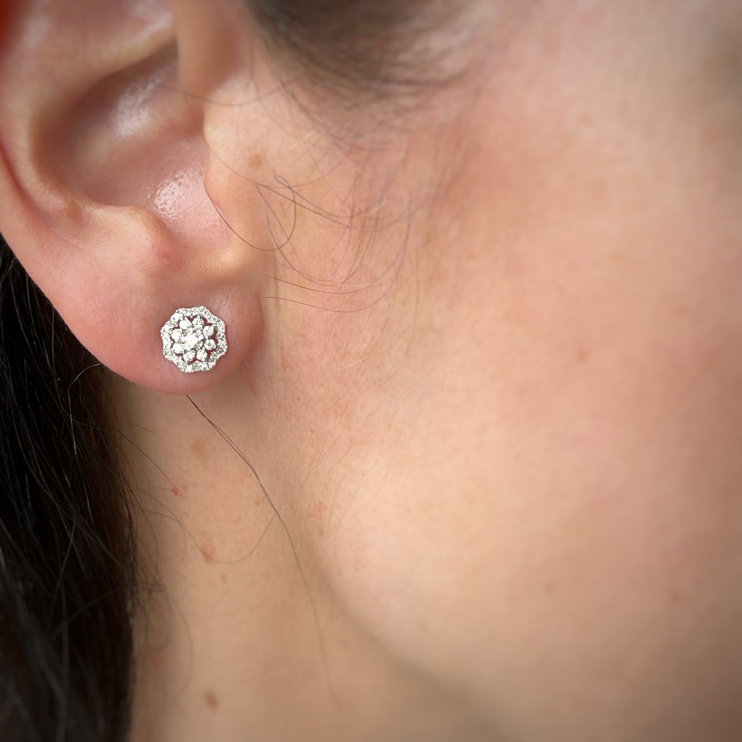 Aretes en oro blanco 14k con forma de florcita de diamantes 0.33ctw