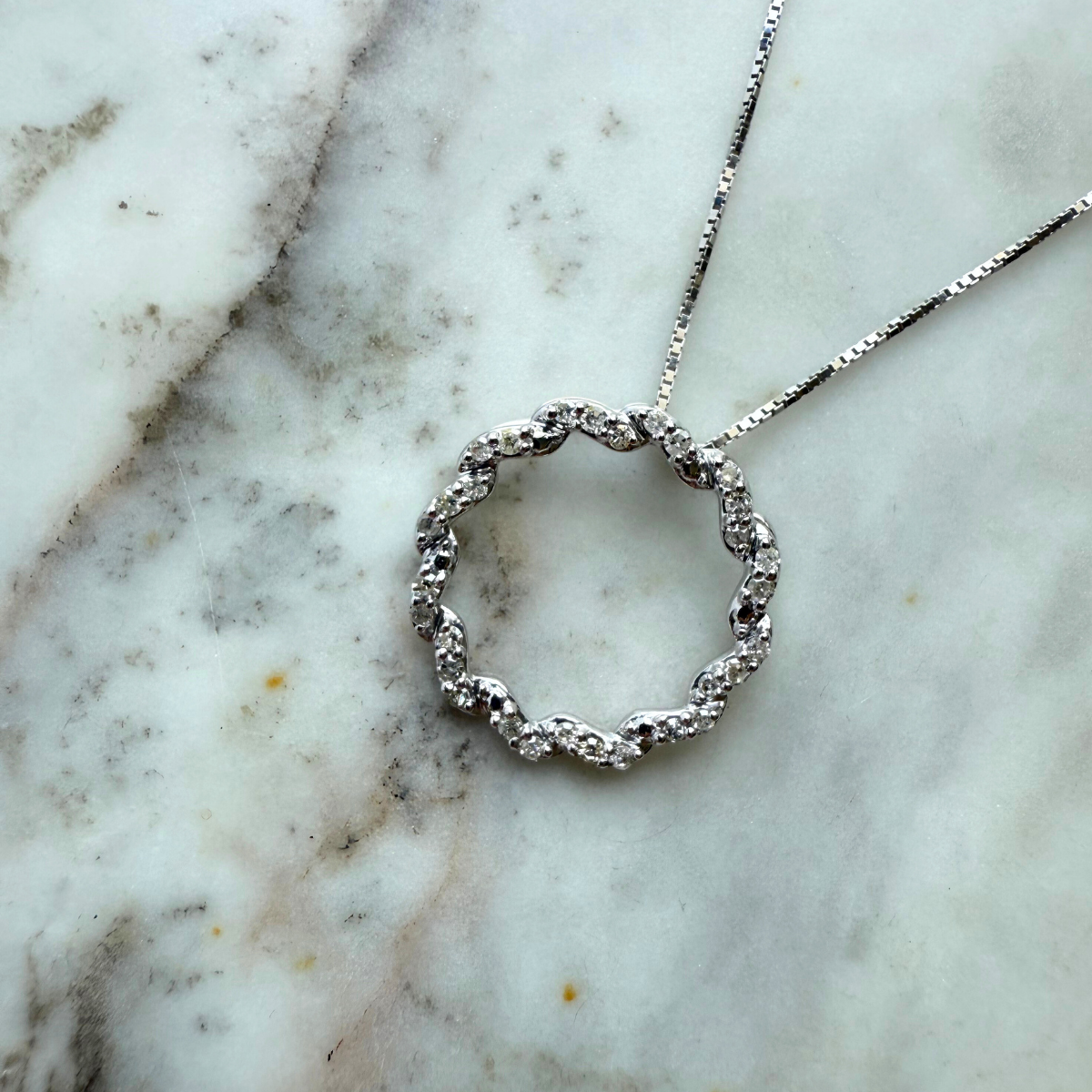 Collar de plata con dije de círculo trenzado de diamantes de laboratorio 0.33ctw
