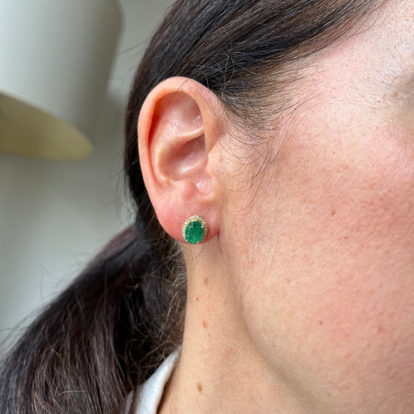 Aretes en oro amarillo 14k con esmeralda y halo de diamantes 0.20ctw y tope de tornillo