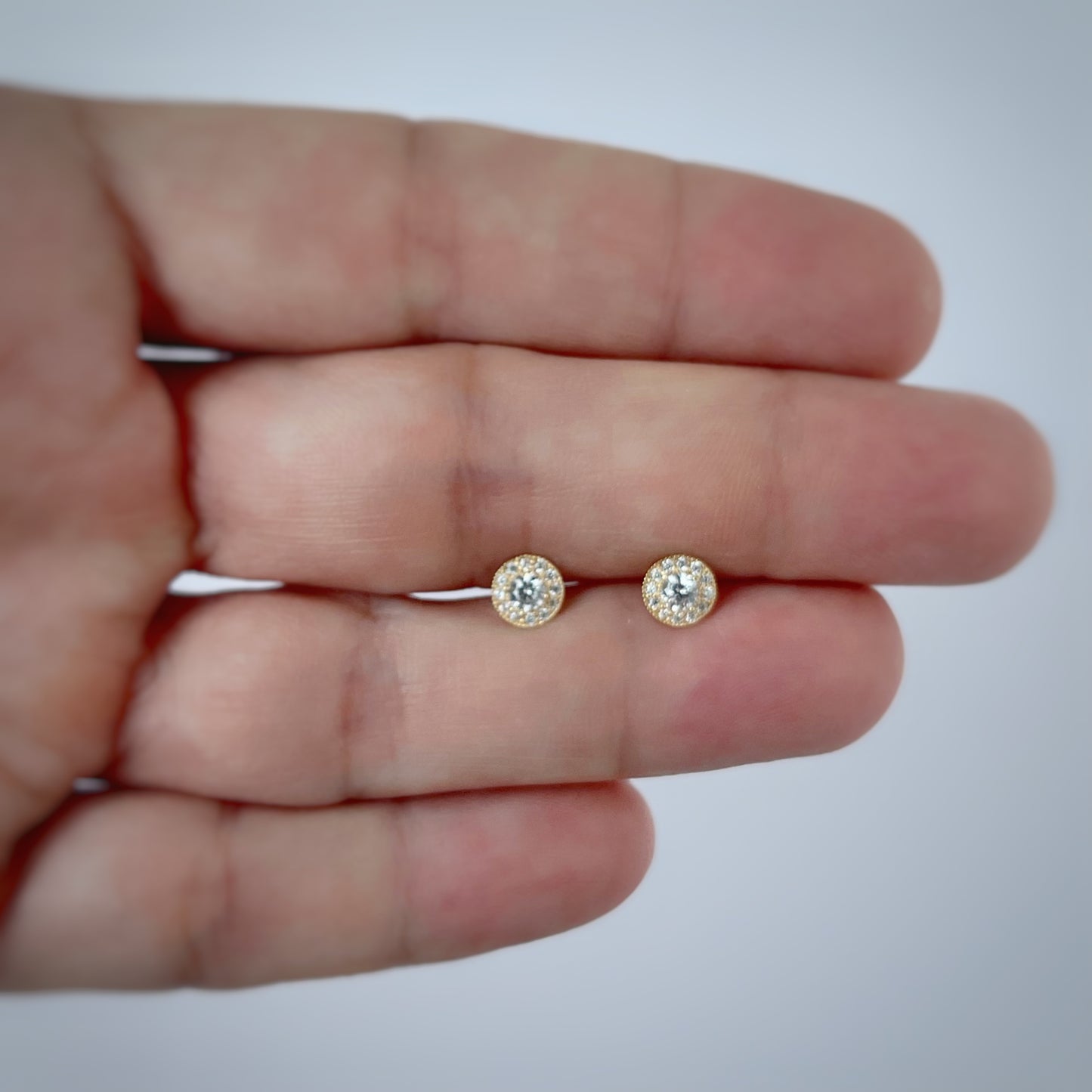 Aretes en oro amarillo 18k circonita blanca con halo de circonitas con broche rosca