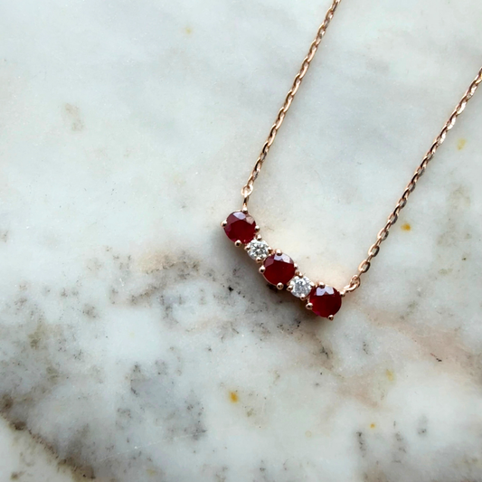 Collar en oro rosa 14K con mini curva de rubíes y diamantes 0.05ctw
