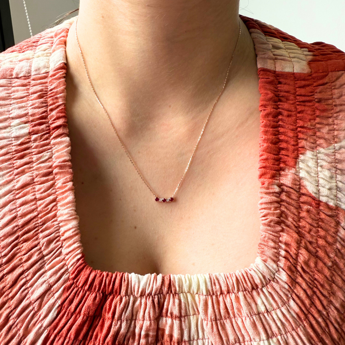 Collar en oro rosa 14K con mini curva de rubíes y diamantes 0.05ctw