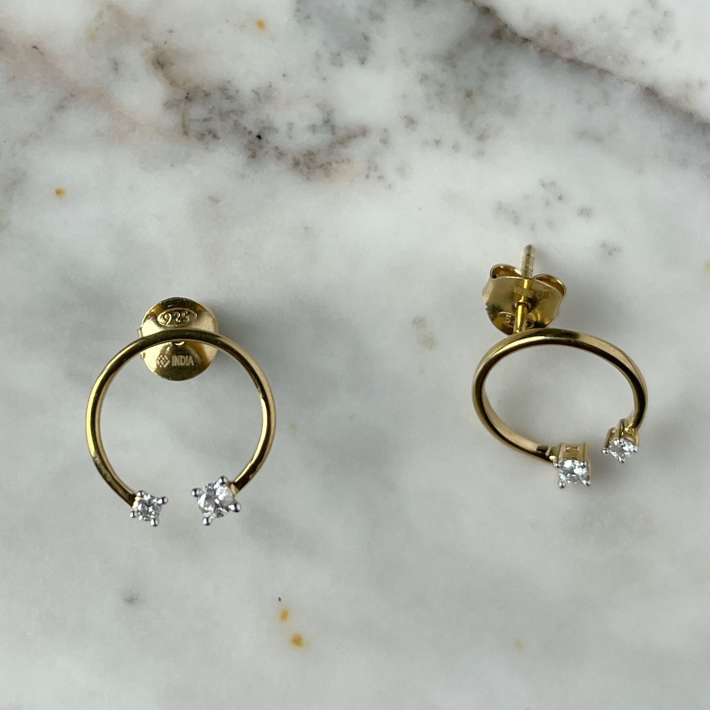 Aretes círculo abierto en plata con baño de oro amarillo con diamante de 0.14ctw