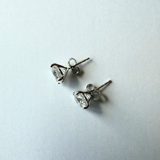 Aretes stud martini en oro blanco 14k con diamantes de laboratorio 3ctw
