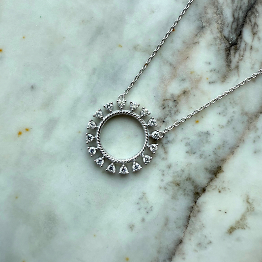 Collar con dije circular de diamantes de laboratorio 0.50ctw