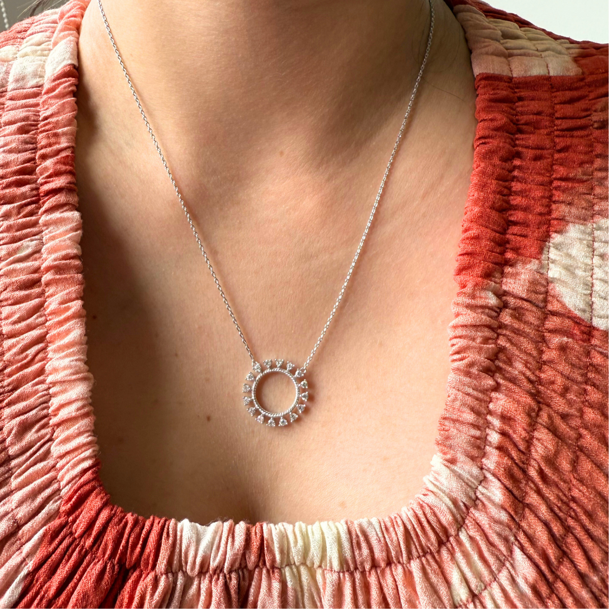 Collar con dije circular de diamantes de laboratorio 0.50ctw