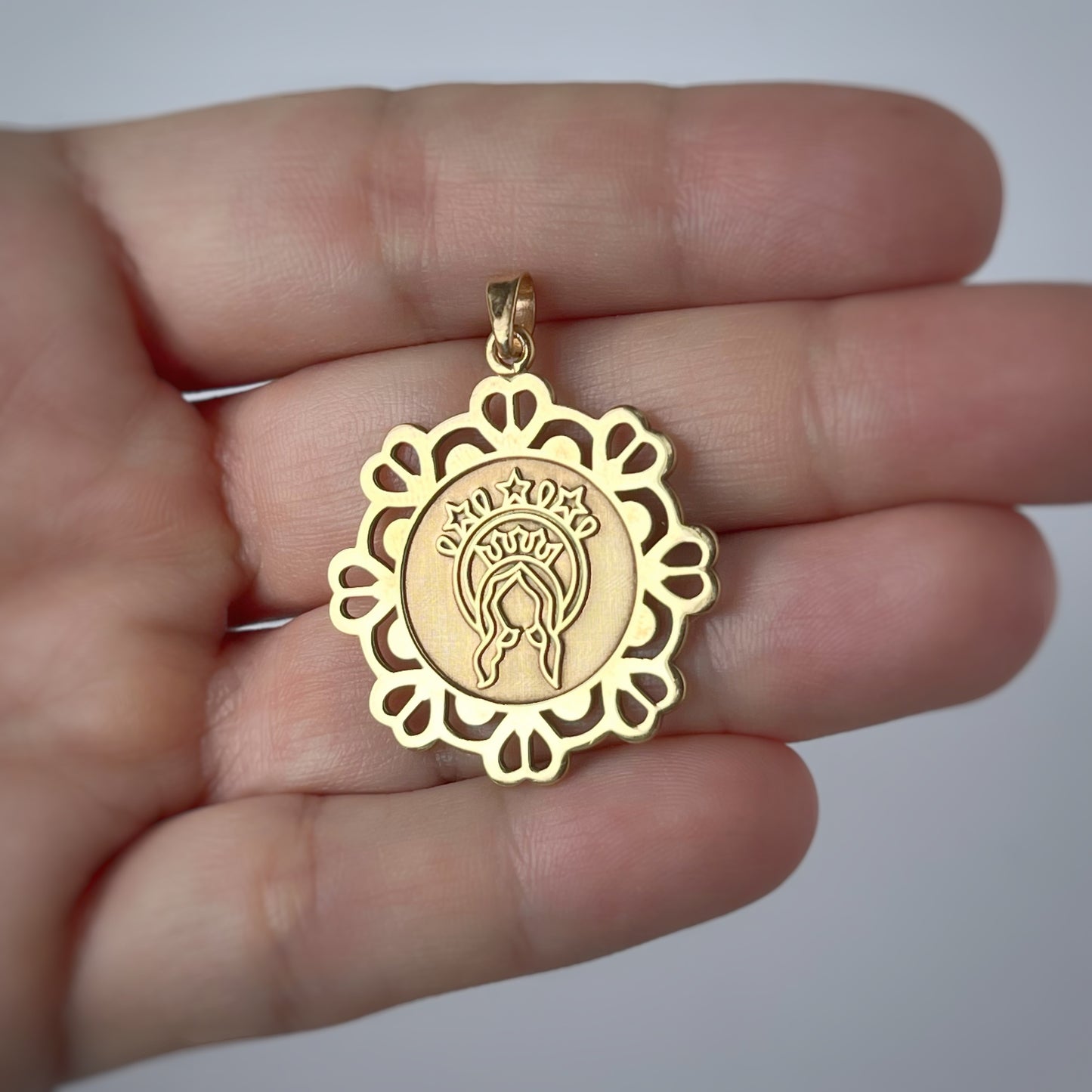 Dije escapulario de virgen repujado en plata con bordado alrededor