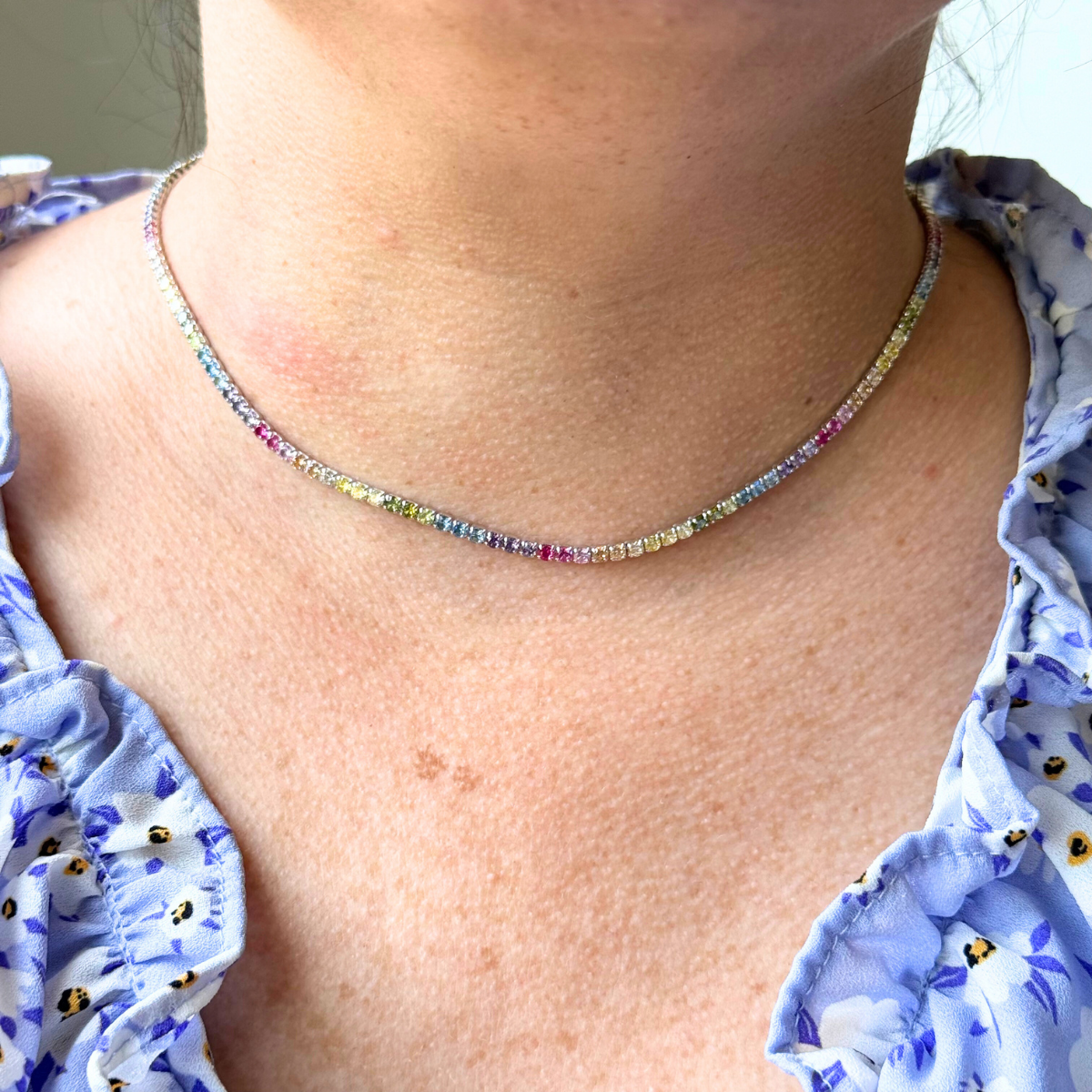 Choker de plata con baño platino y circonitas multicolores