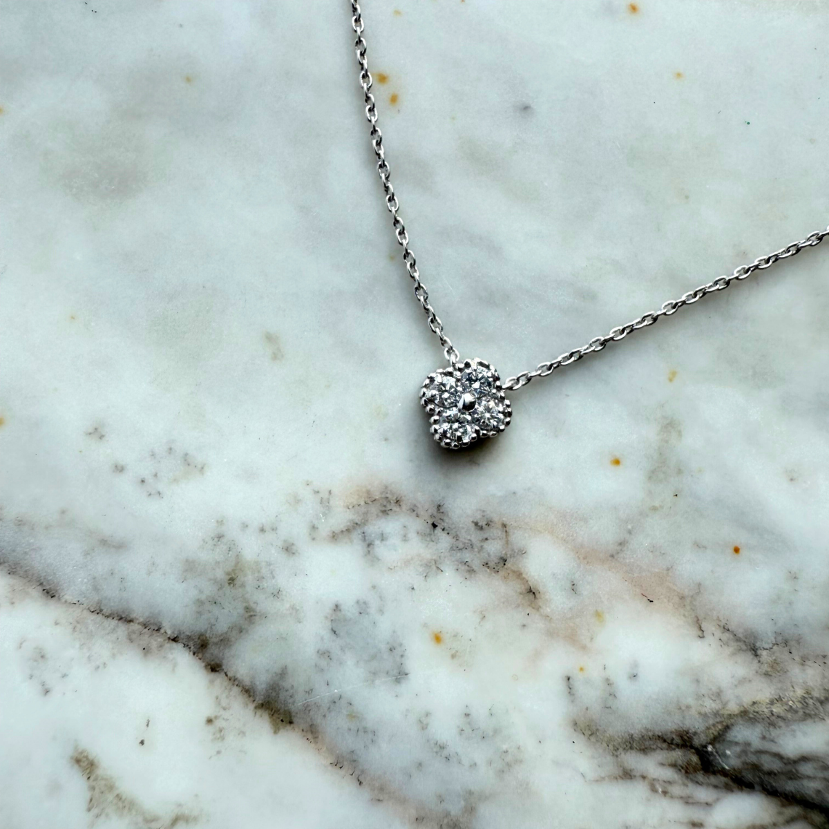 Collar de plata con dije de flor de cuatro diamantes de laboratorio