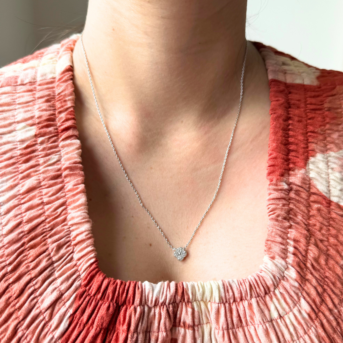 Collar de plata con dije de flor de cuatro diamantes de laboratorio
