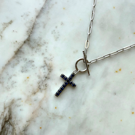 Collar paper clip de plata con cruz de zafiros de laboratorio
