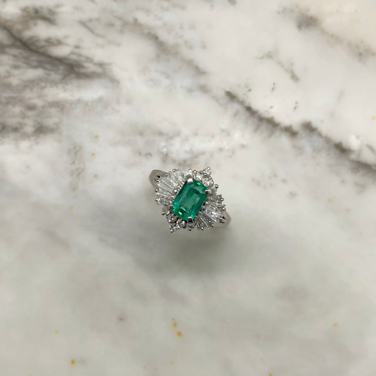 Anillo de platino con esmeralda colombiana 0.81ct y diamantes 0.61ctw (Incluye reporte de GIA)