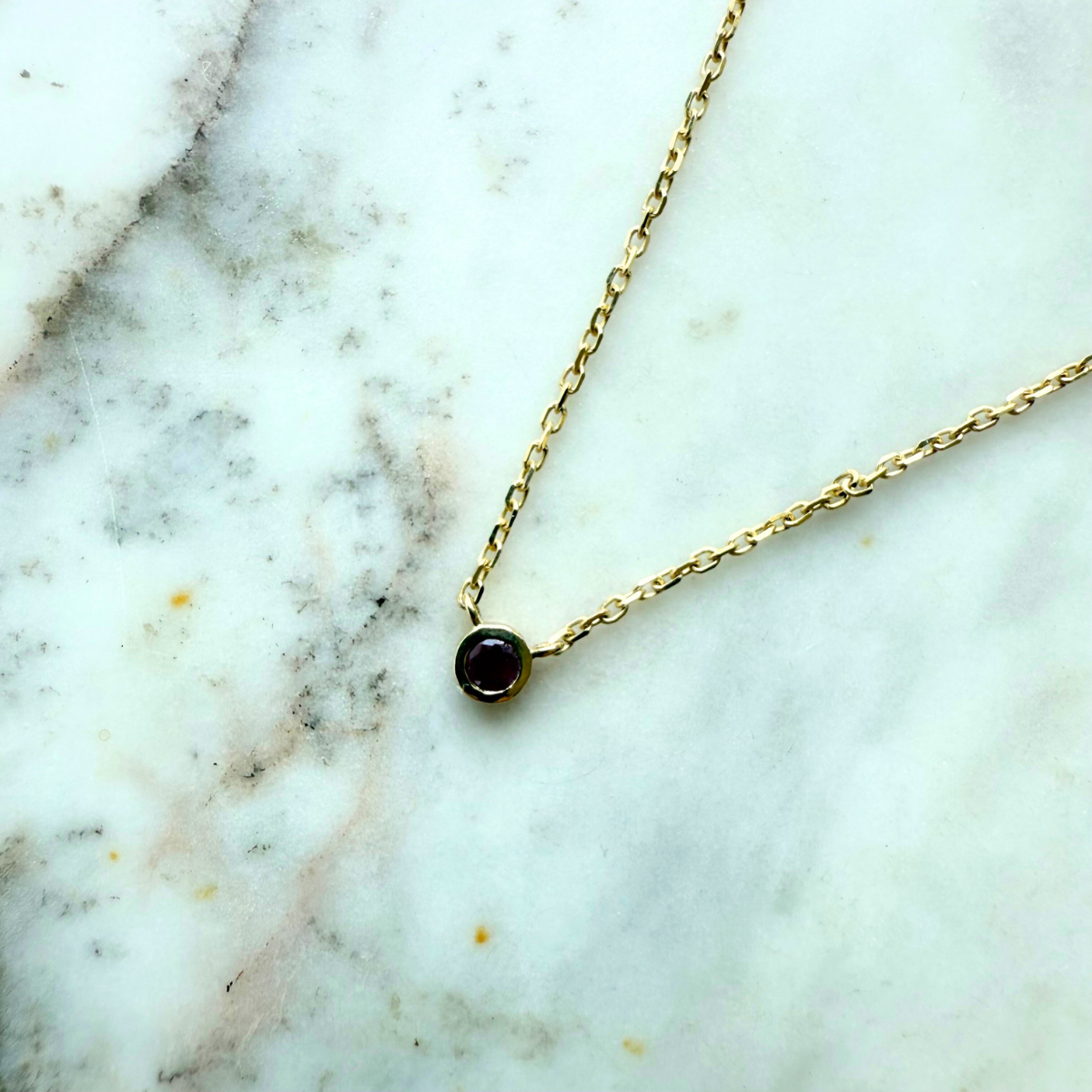 Collar en oro amarillo 10K con rubí biselado