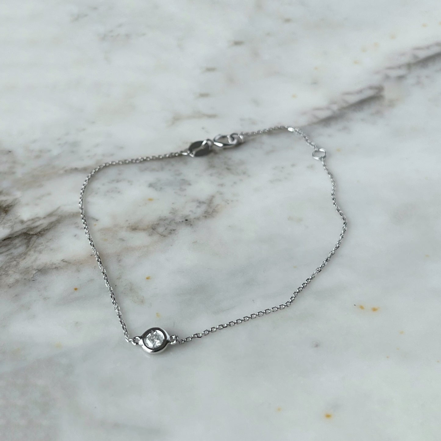 Pulsera de oro blanco 14k con diamante biselado de 0.09ctw