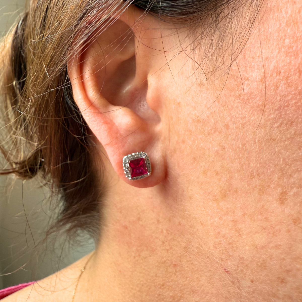 Arete con circón rojo corte princesa y halo de zafiro blancos en plata