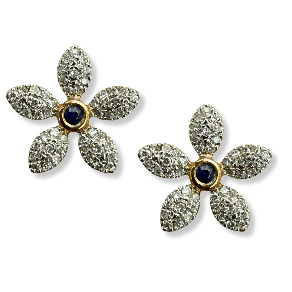 Aretes flor de diamantes 0.25ctw con centro de zafiro en oro amarillo 10k con broche a rosca