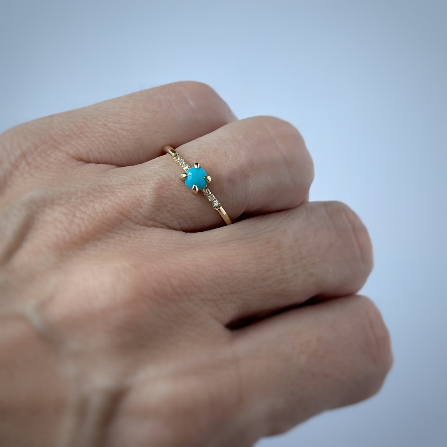 Anillo en oro amarillo 14k con turquesa 0.23ct y diamantes 0.04ctw