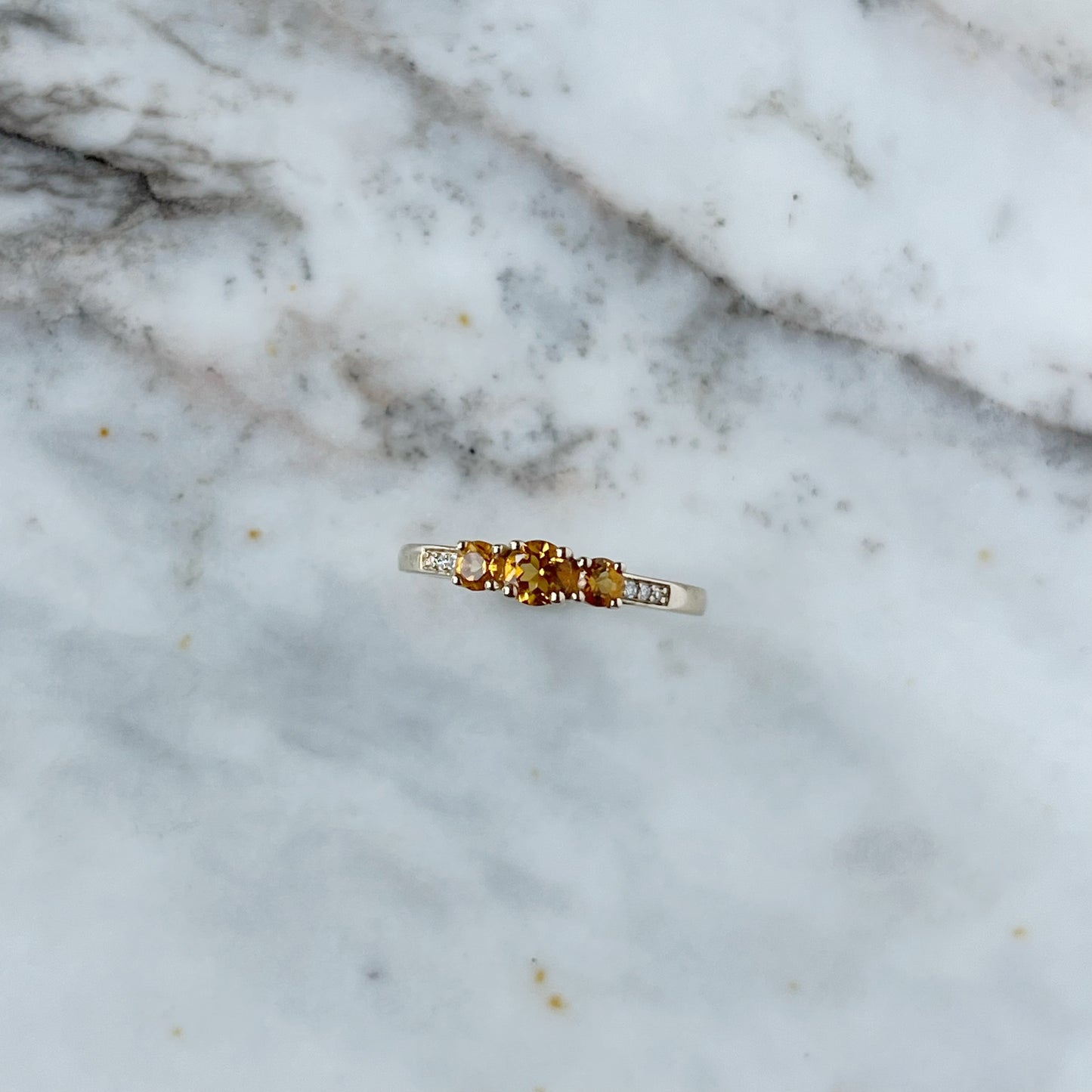 Anillo en oro amarillo 10k con tres piedras de citrino y diamantes 0.05ctw