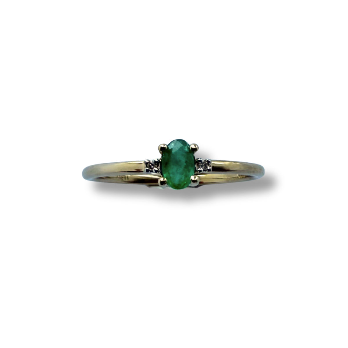 Anillo en oro amarillo 10K con esmeralda ovalada y diamantes 0.01ctw