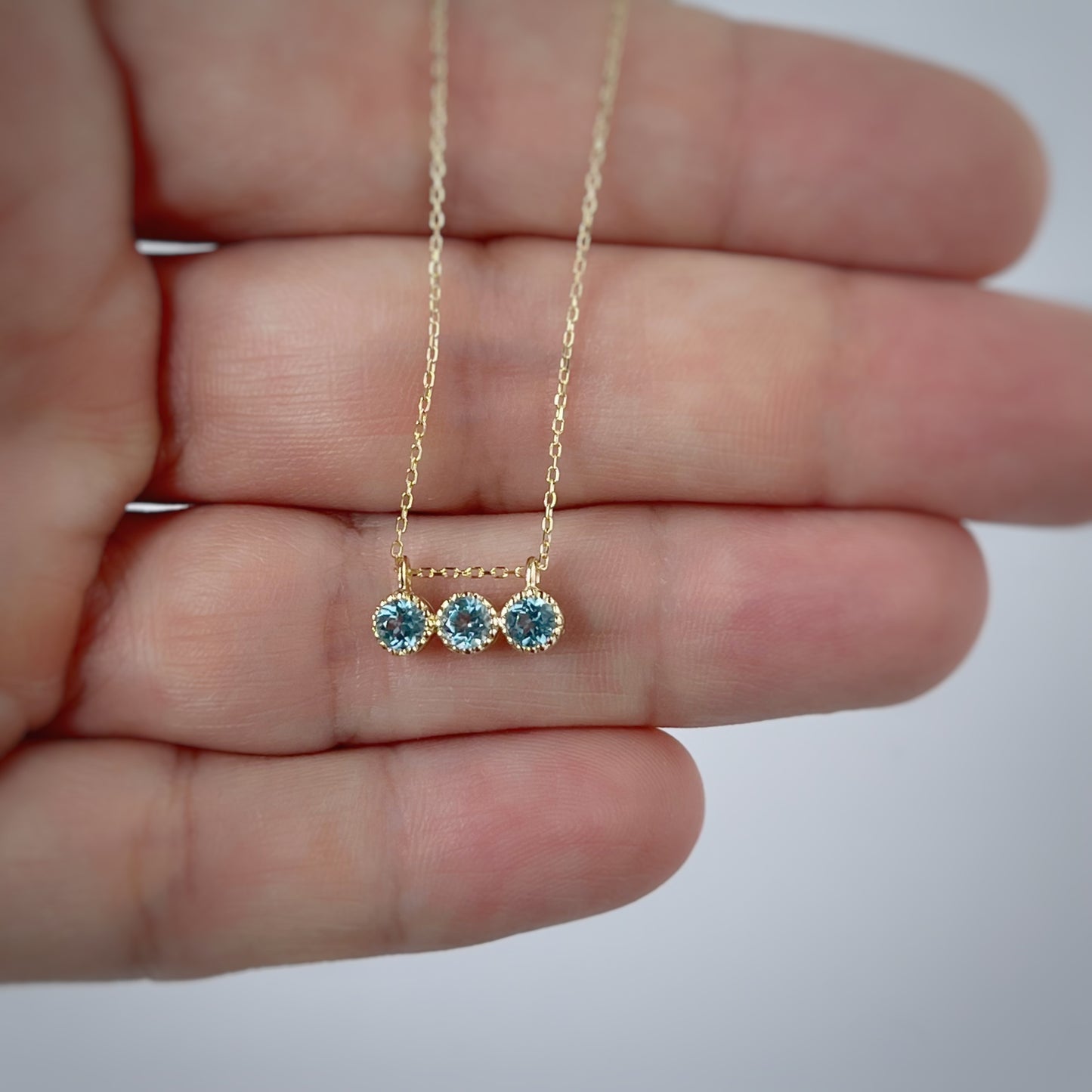 Collar en oro amarillo 14k con tres topacios azules 0.46ctw