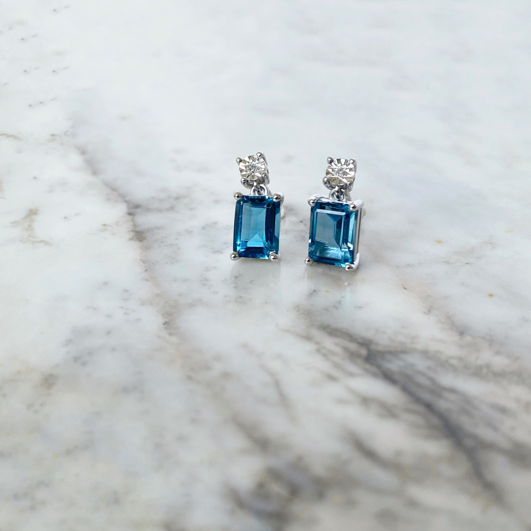 Aretes en oro blanco 10k con topacio london blue y diamantes 0.01ctw