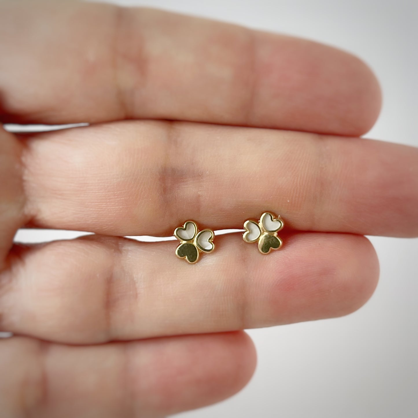 Aretes en oro amarillo de 14K con trébol en madre perla y oro con tope rosca