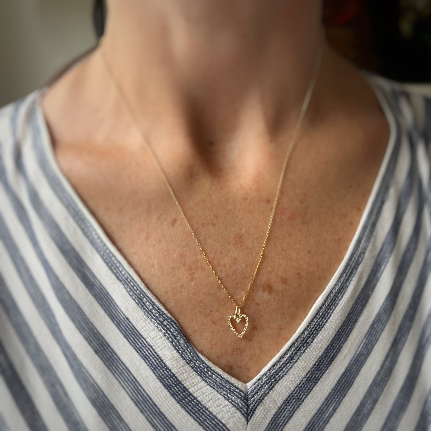 Dije de oro amarillo 14K de corazón de diamantes 0.04ctw