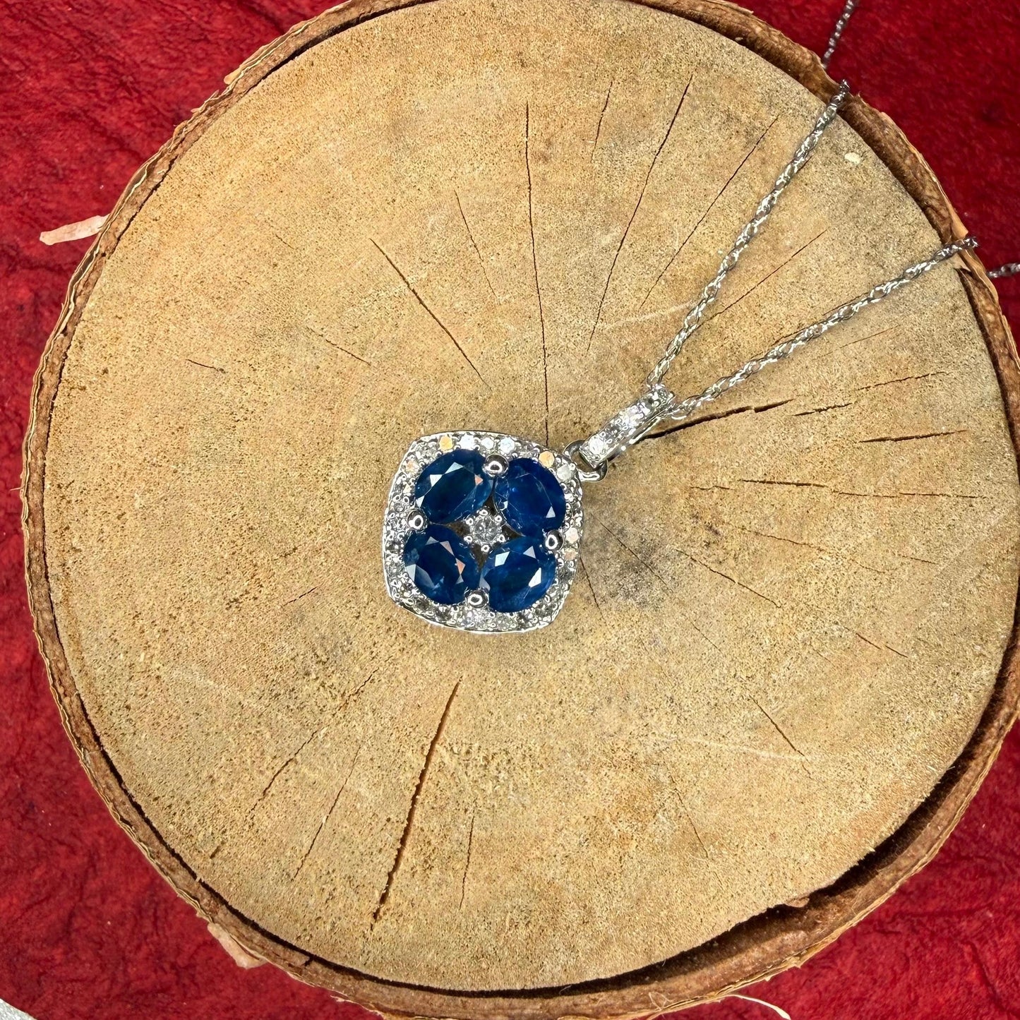 Collar en oro blanco 14K con flor de zafiros y diamantes 0.15ctw