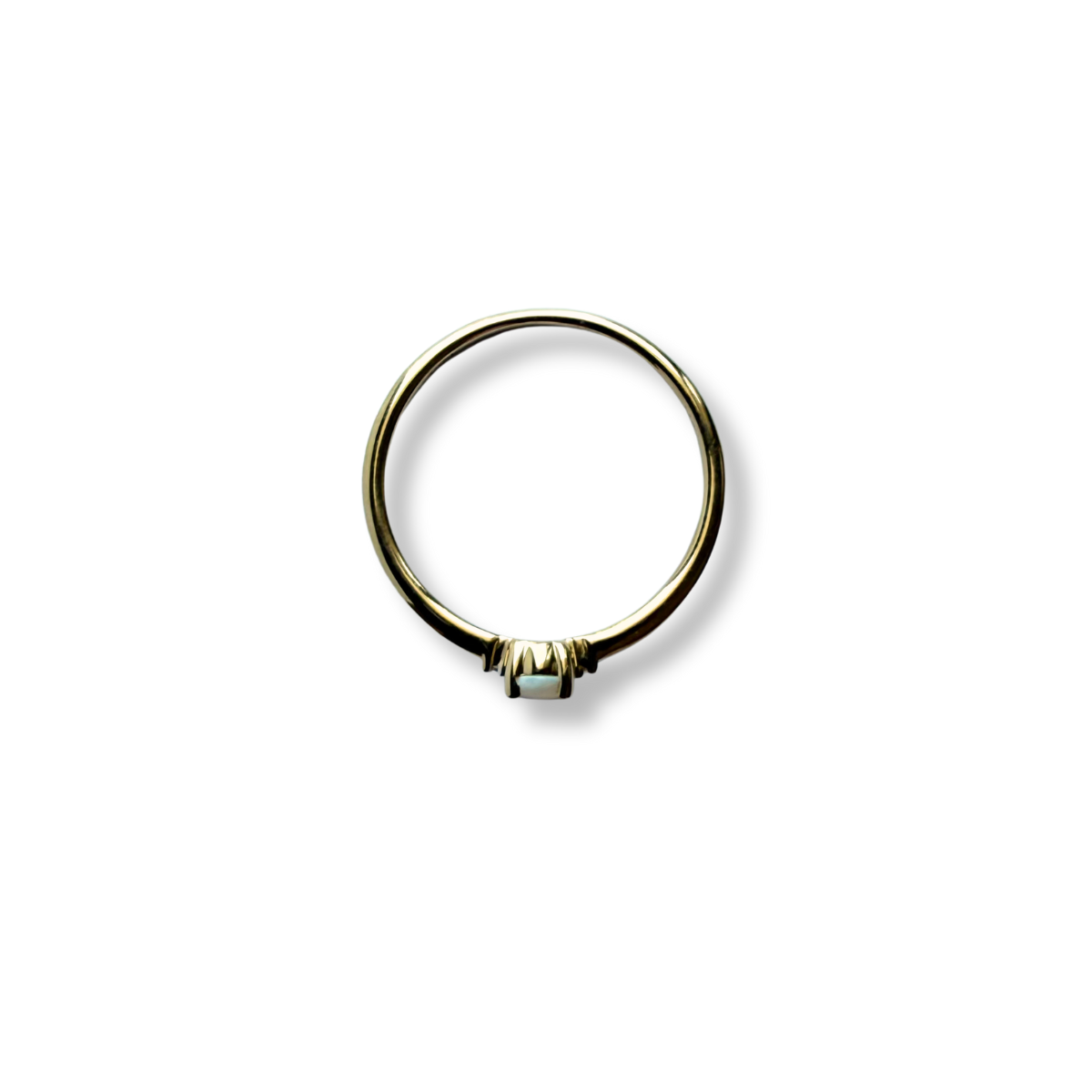 Anillo en oro amarillo 10K con opalo ovalado y diamantes 0.01ctw