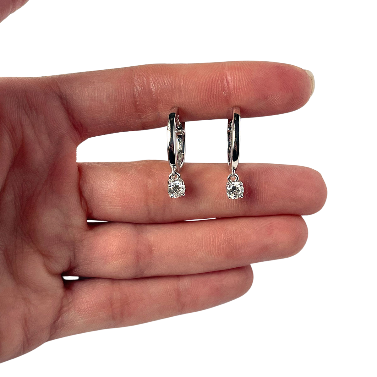 Huggies de plata con diamante colgante de laboratorio 0.60ctw