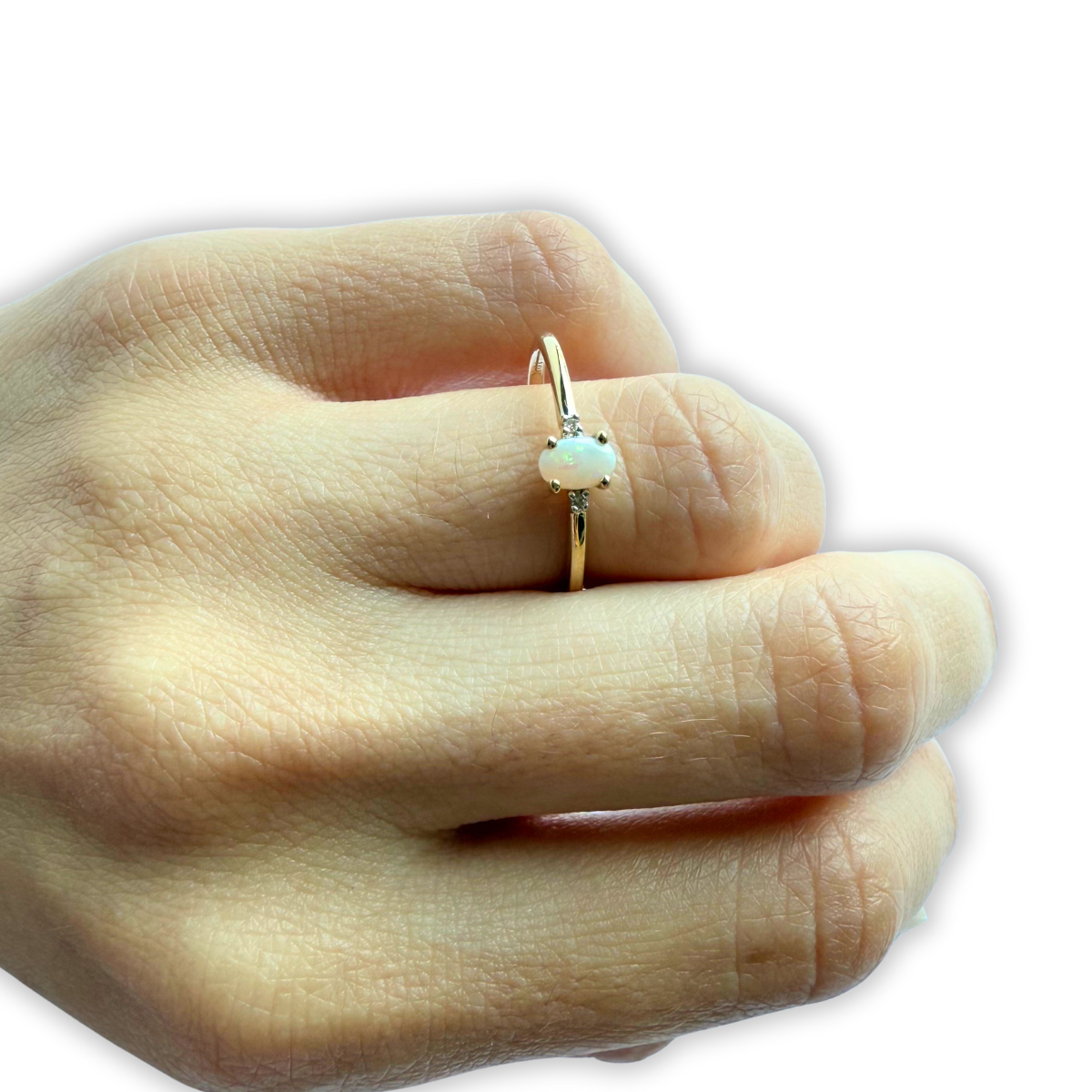 Anillo en oro amarillo 10K con opalo ovalado y diamantes 0.01ctw