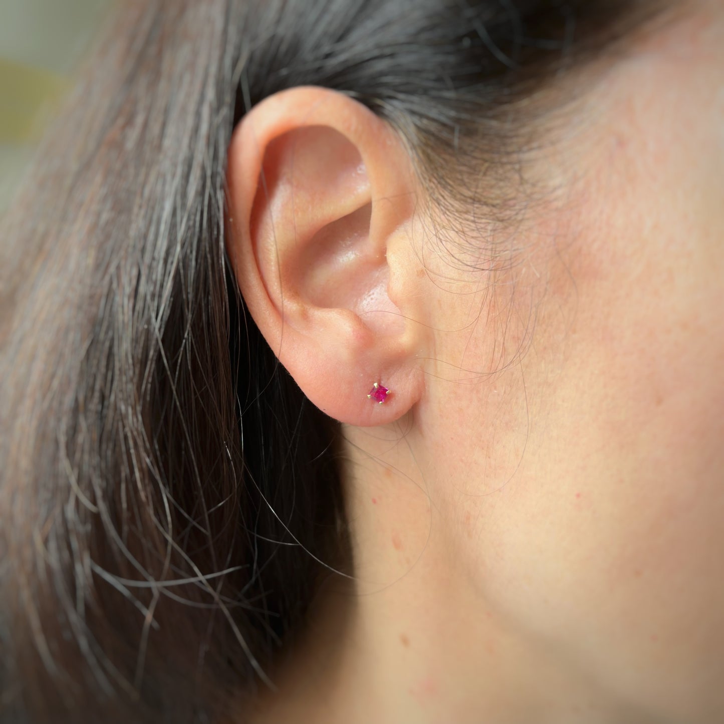 Aretes en oro amarillo 14k circones cuadrados de 3mm rojo con broche rosca
