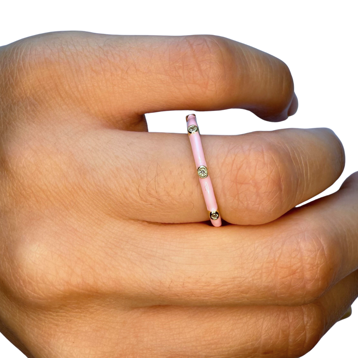 Anillo de plata con baño de oro con esmalte rosado y zafiros blancos