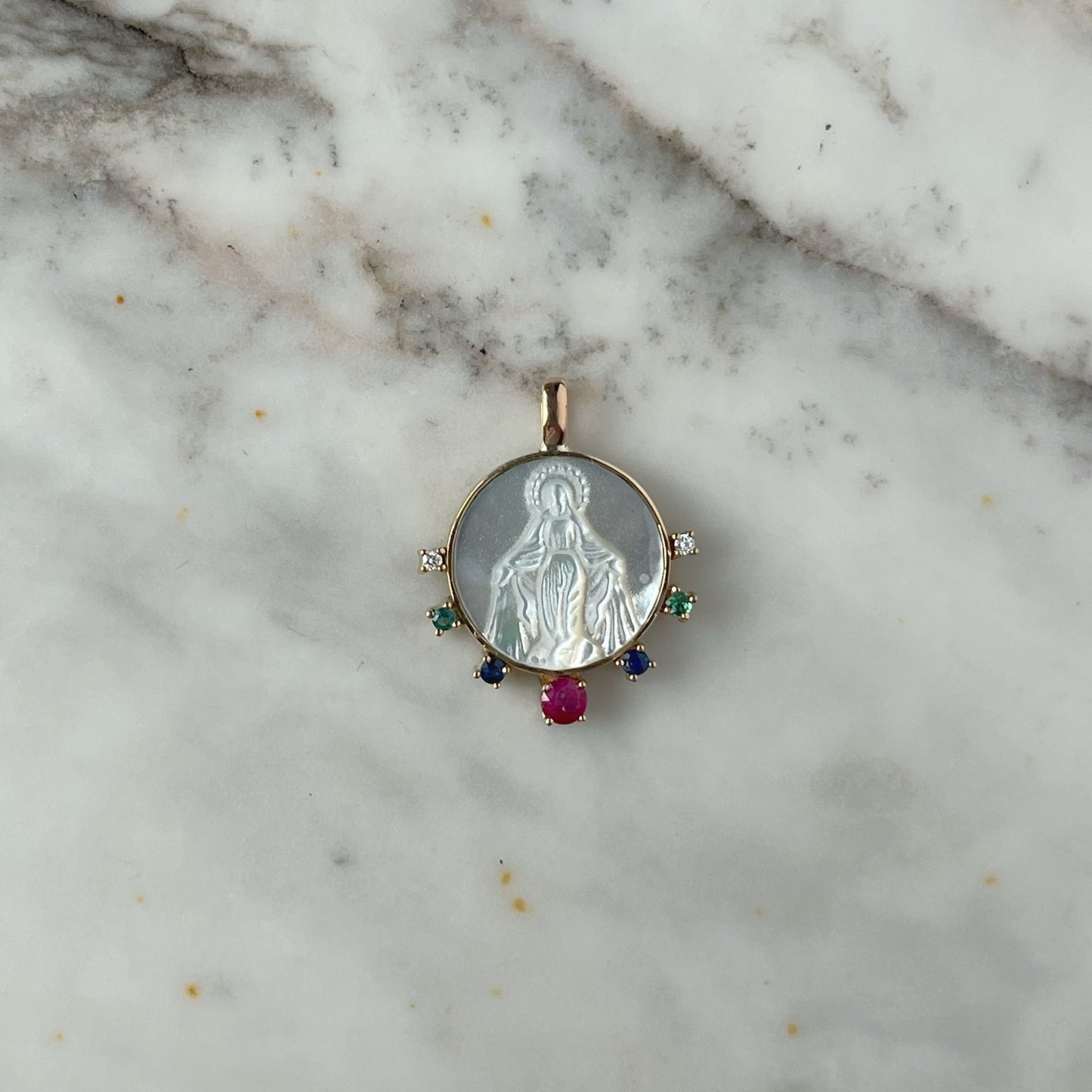Dije virgen inmaculada en relieve en nácar con oro de 14k diamantes, esmeraldas, zafiros y rubí