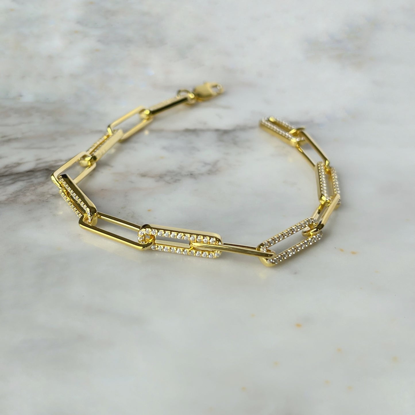 Pulsera de plata Paloma paper clip con circonitas en baño de oro amarillo