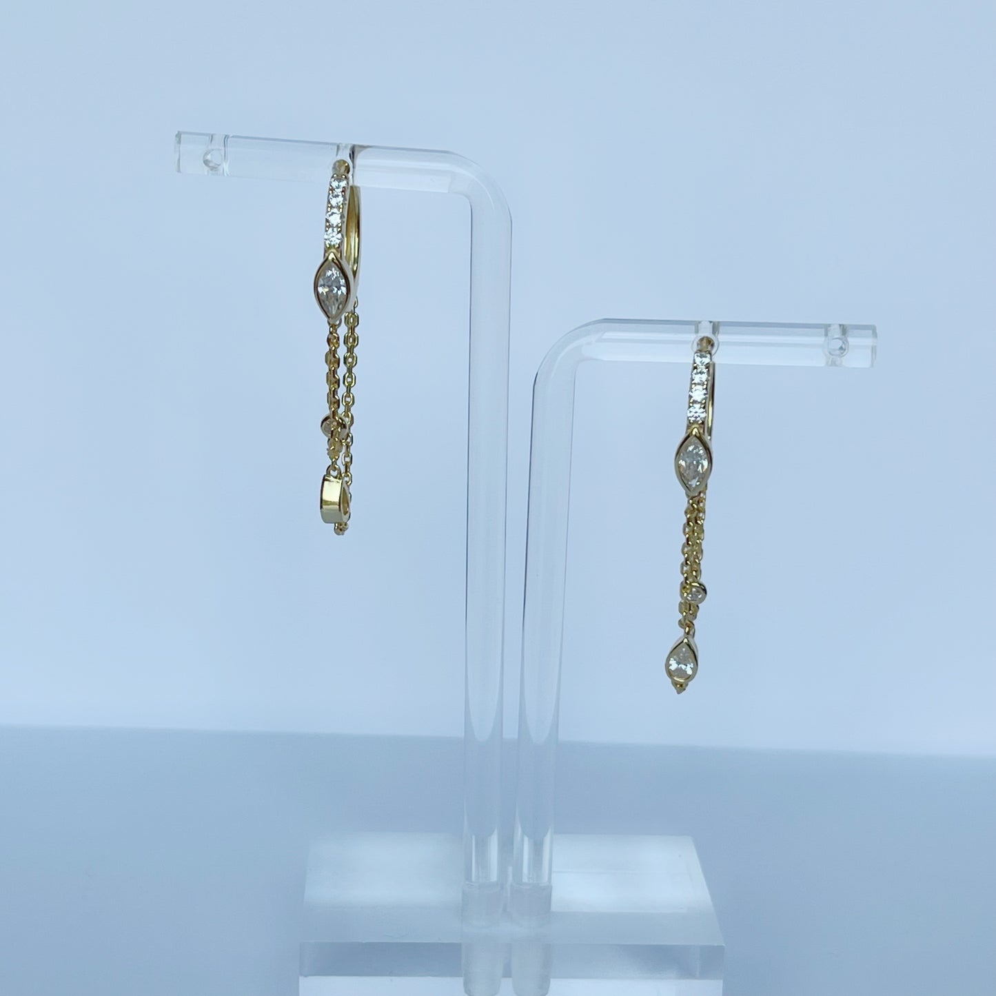 Argollas de plata con baño oro amarillo y circonita blanca con cadena y circonitas colgantes