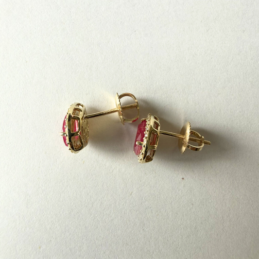Aretes en oro amarillo 10K con rubí corte pera y halo de diamantes 0.30ctw con broche rosca