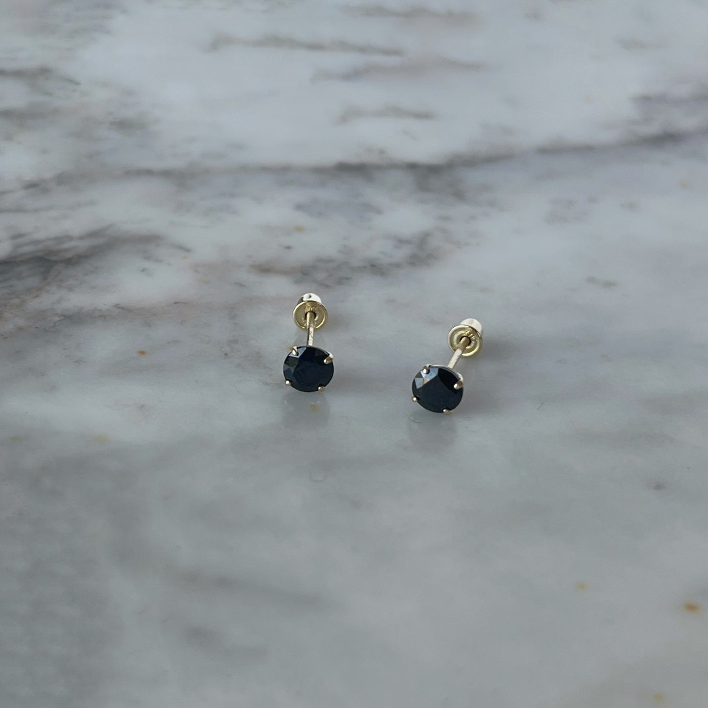 Aretes en oro amarillo 14K con circón negro de 4mm con tope rosca