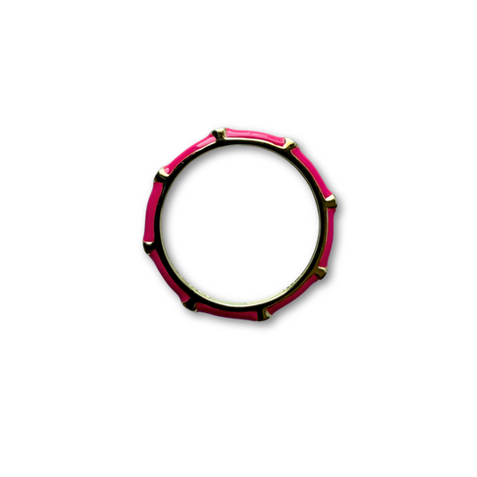 Anillo de plata con baño de oro con esmalte fucsia y zafiros blancos