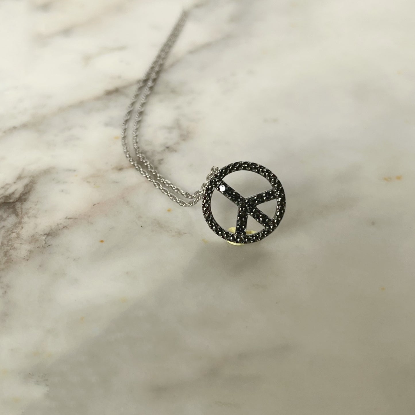 Collar en plata con dije de signo de paz de diamantes negros 0.12ctw