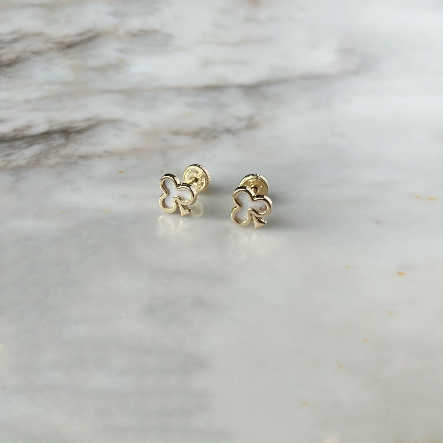 Aretes en oro amarillo de 14k de trébol con broche rosca