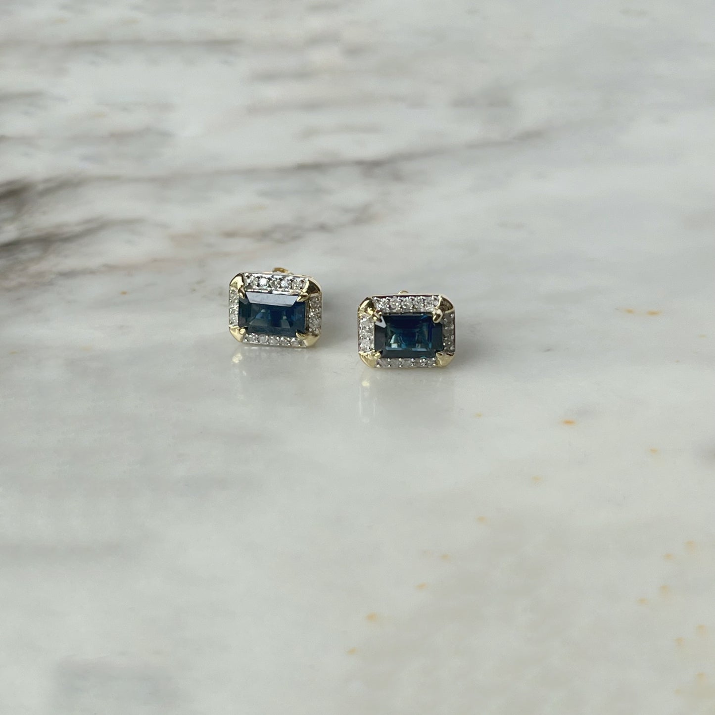 Aretes rectangulares en oro amarillo 10k con zafiro y diamantes 0.10ctw