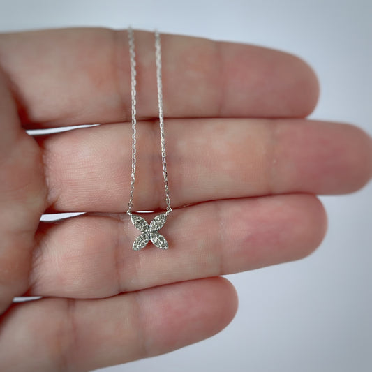Collar en oro blanco de 10k con flor de cuatro pétalos de diamantes 0.11ctw