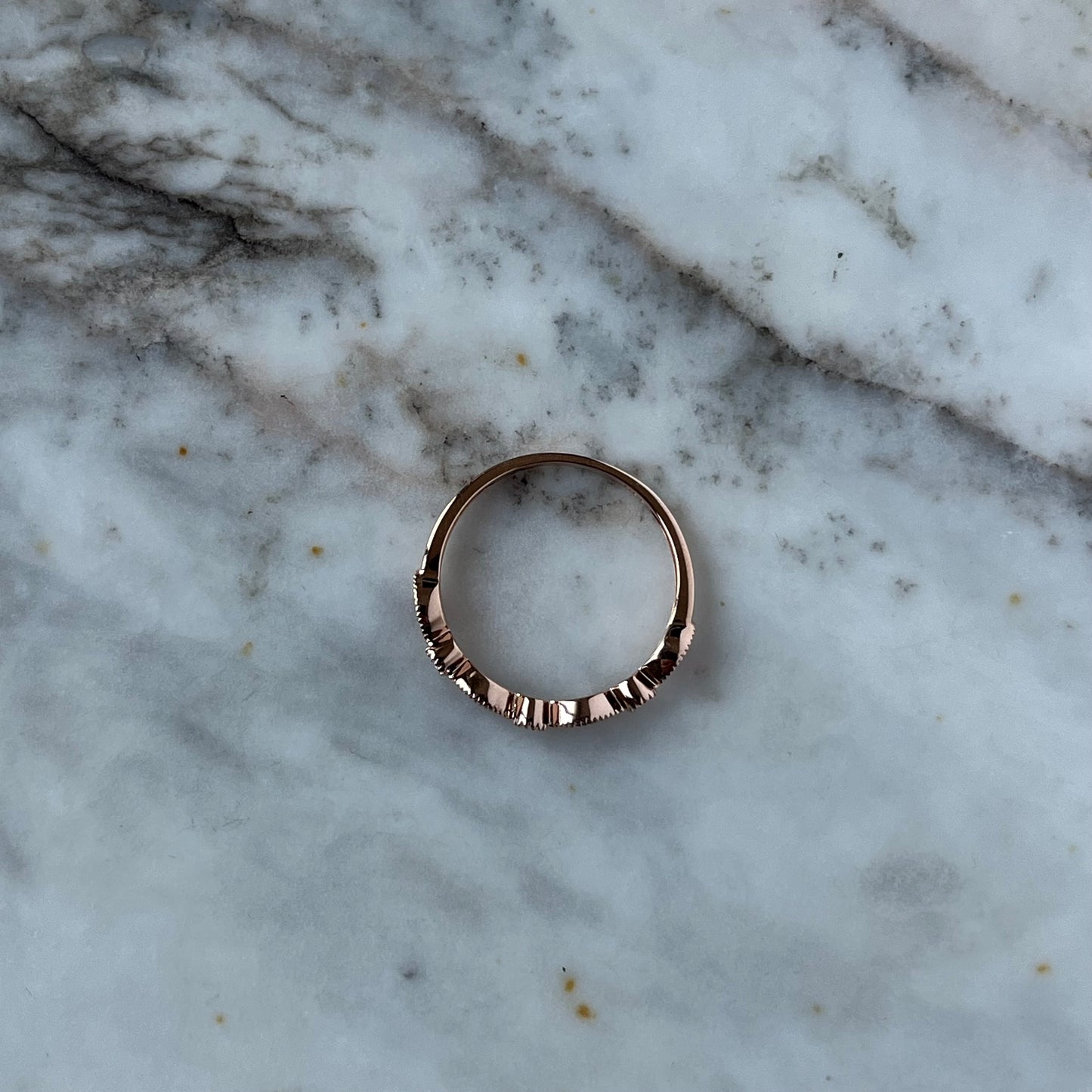Anillo en oro rosa 14k con rubí y diamantes 0.05ctw
