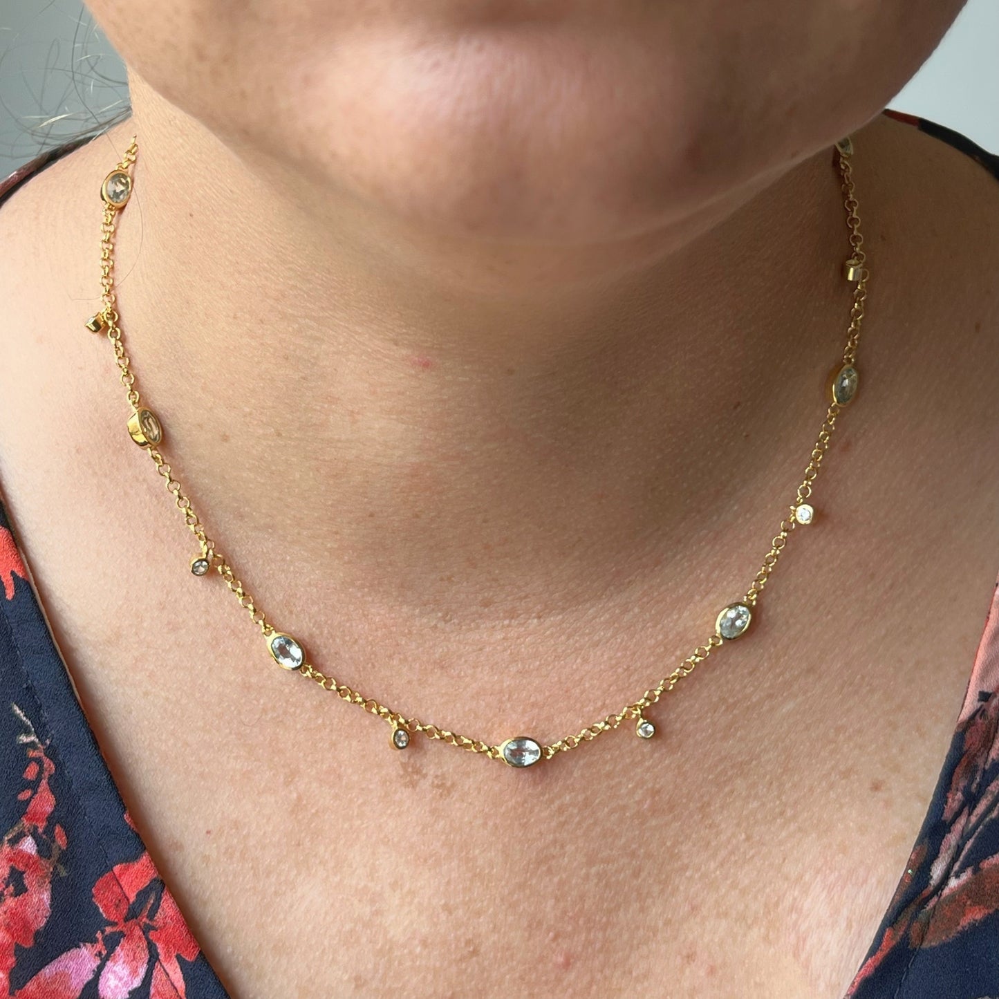 Collar en plata con baño de oro amarillo de aquamarinas 3.50ctw y circones blancos