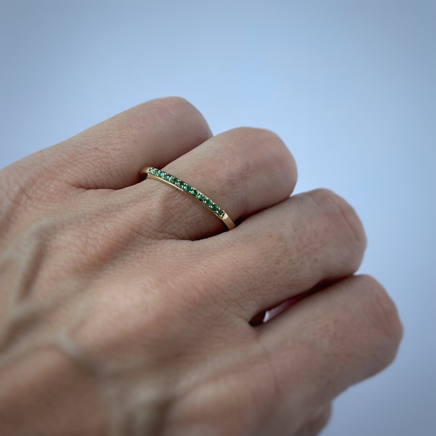 Anillo medio cintillo en oro amarillo 14k con esmeraldas
