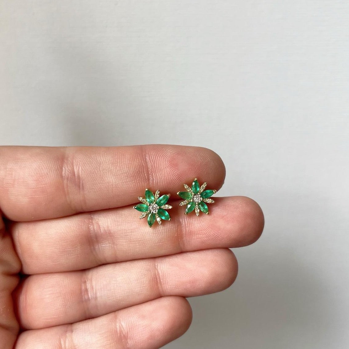 Aretes de flor en oro amarillo 10k con esmeraldas y diamantes 0.13ctw