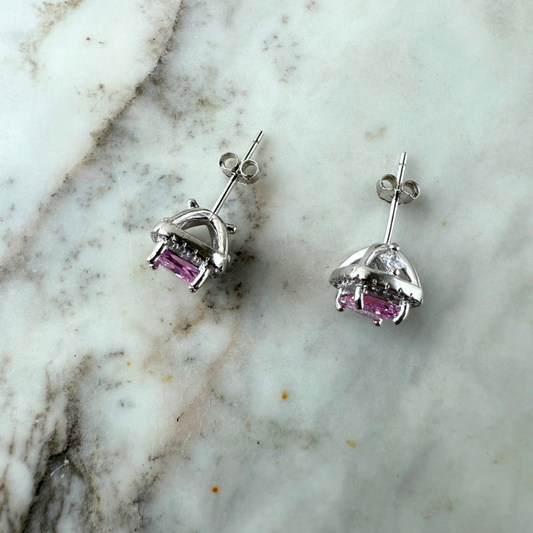 Arete con circón rosado corte princesa y halo de zafiro blancos en plata